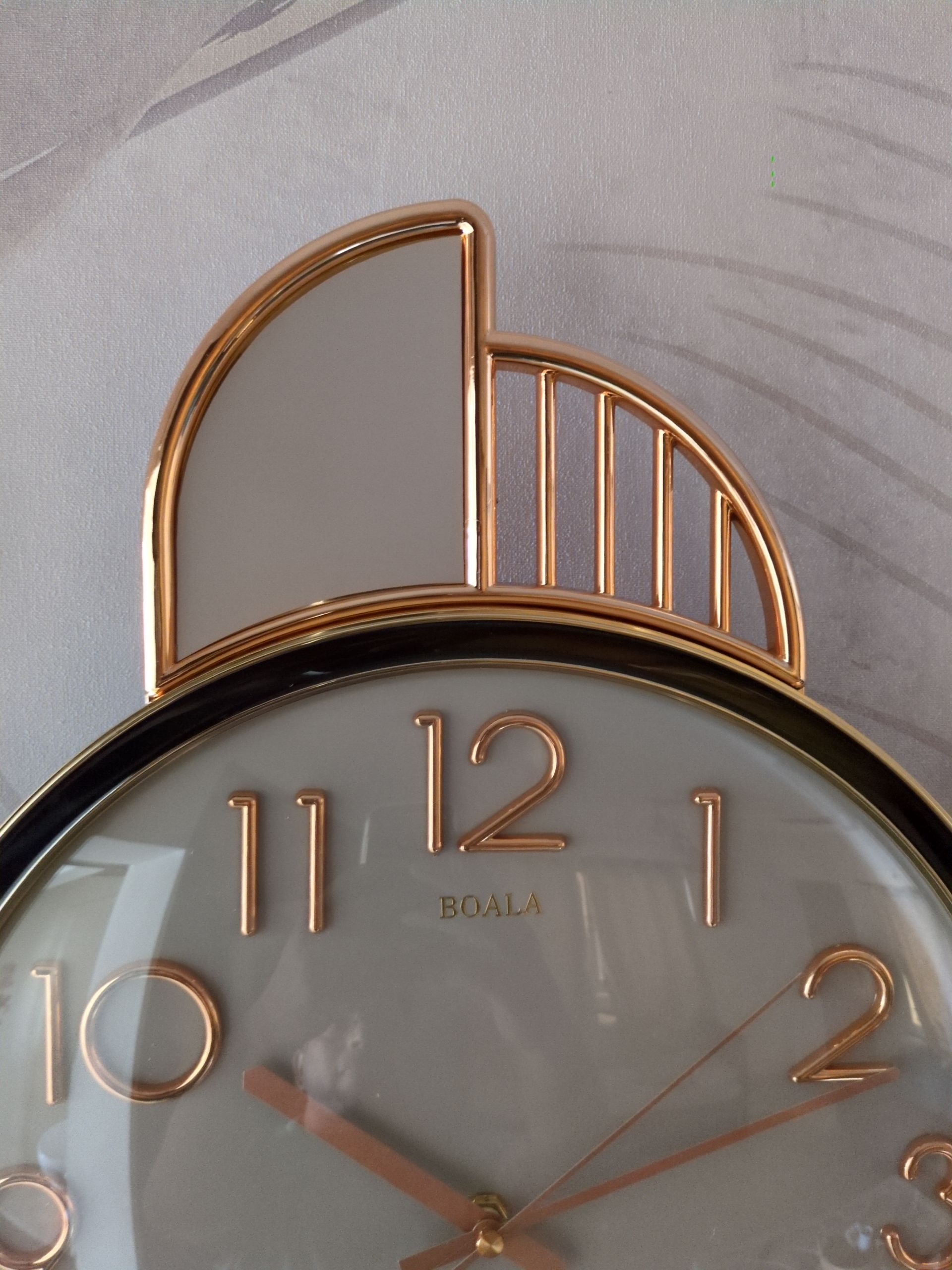 Contemporary Art Deco Wall Clock – Gold Accent with Vertical Frame Design