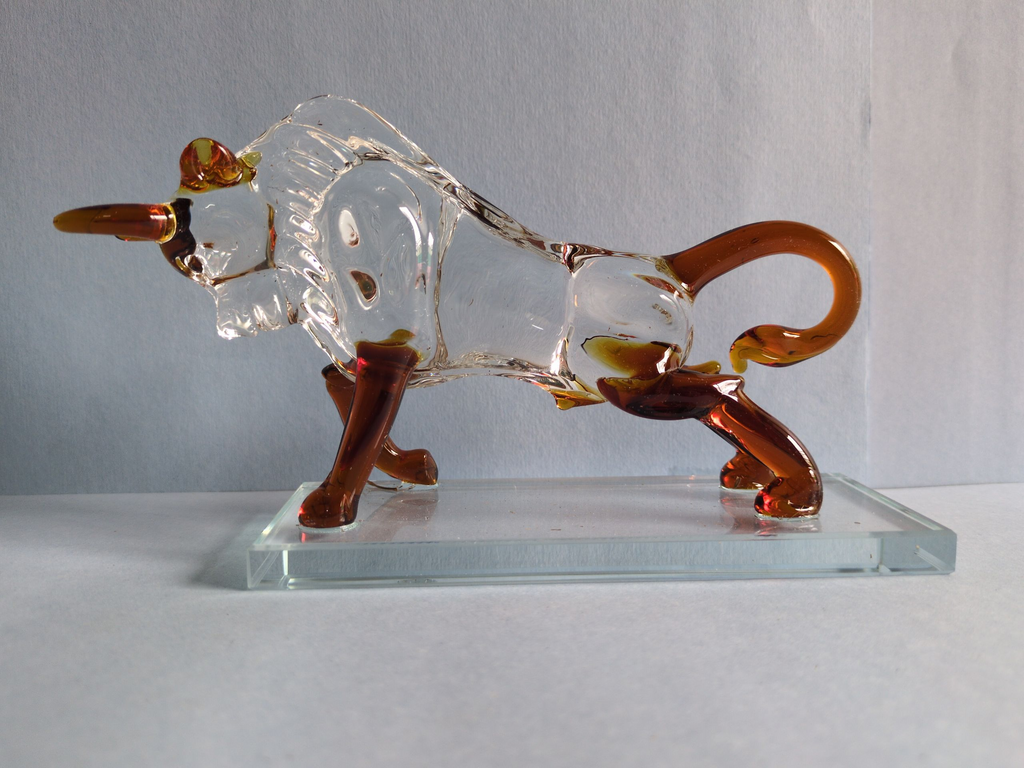 Crystal Bull Figurine – Symbol of Power & Financial Growth