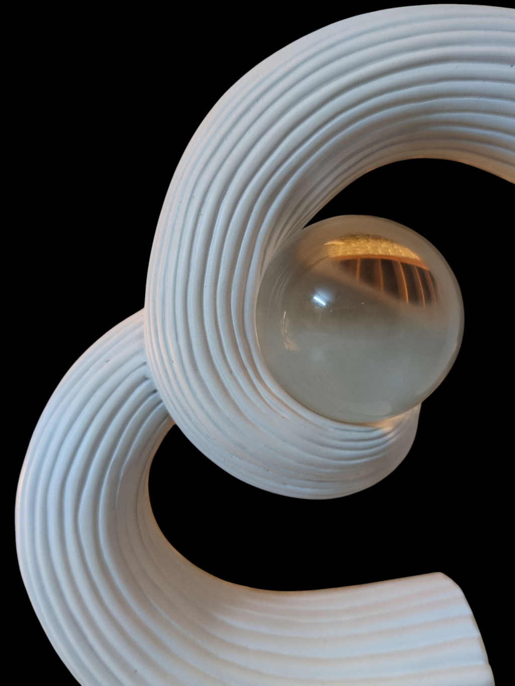 Elaris Curve – Sculptural White Resin Accent