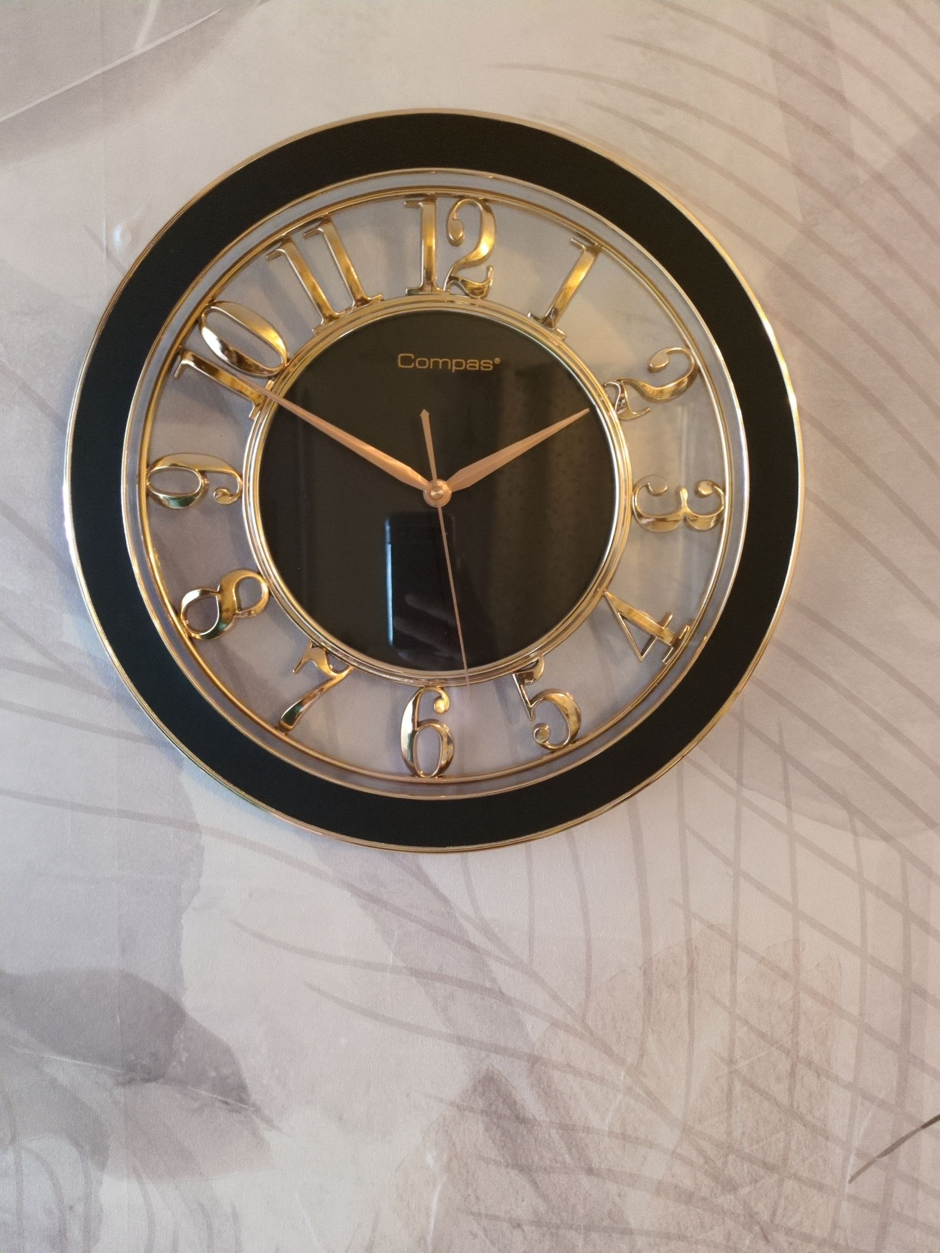 Elegant Gold & Black Wall Clock – Minimalist Luxury with Floating Numbers