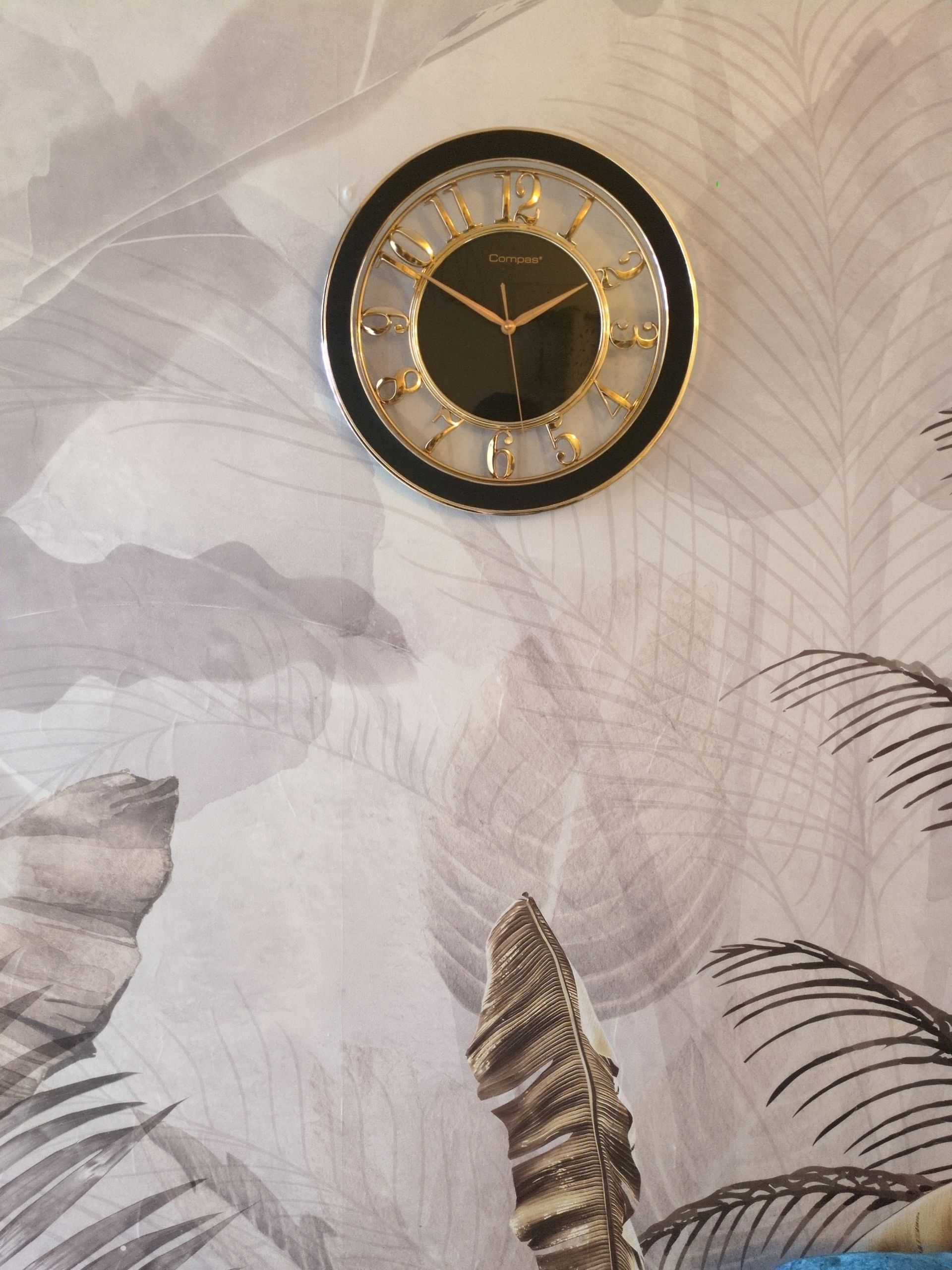 Elegant Gold & Black Wall Clock – Minimalist Luxury with Floating Numbers