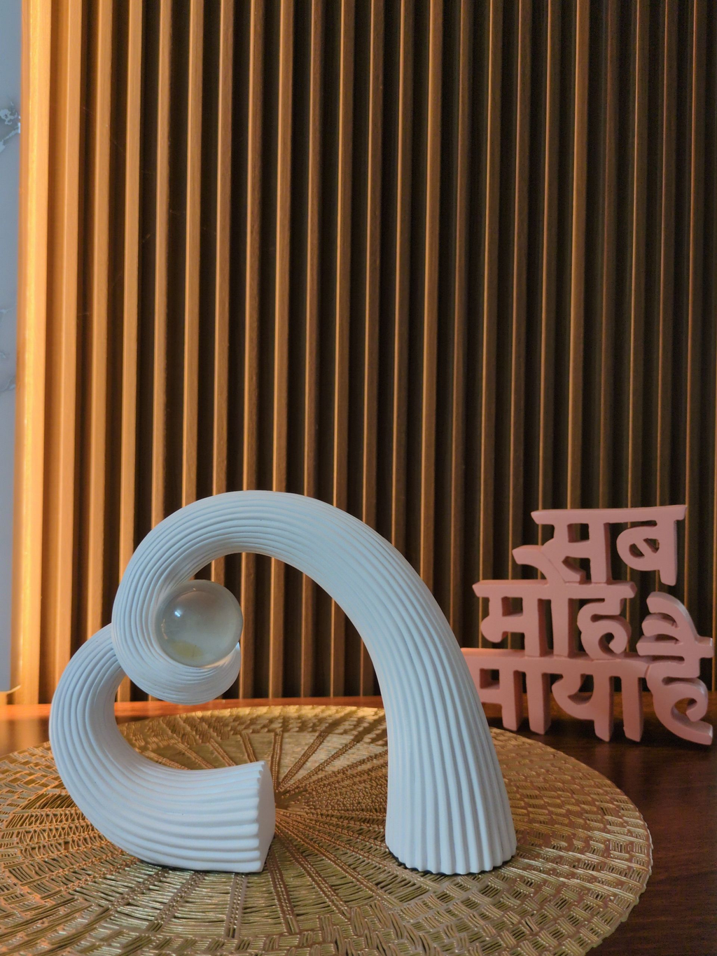 Elaris Curve – Sculptural White Resin Accent
