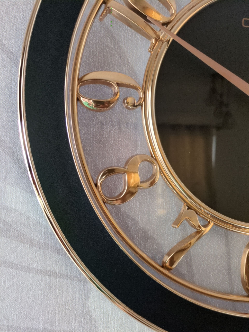 Elegant Gold & Black Wall Clock – Minimalist Luxury with Floating Numbers