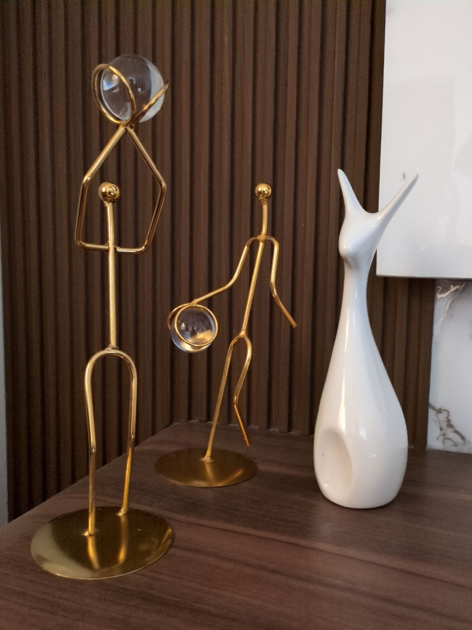 Golden Wire Basketball Player Figurines – Modern Metal Art Set (5 Pieces)