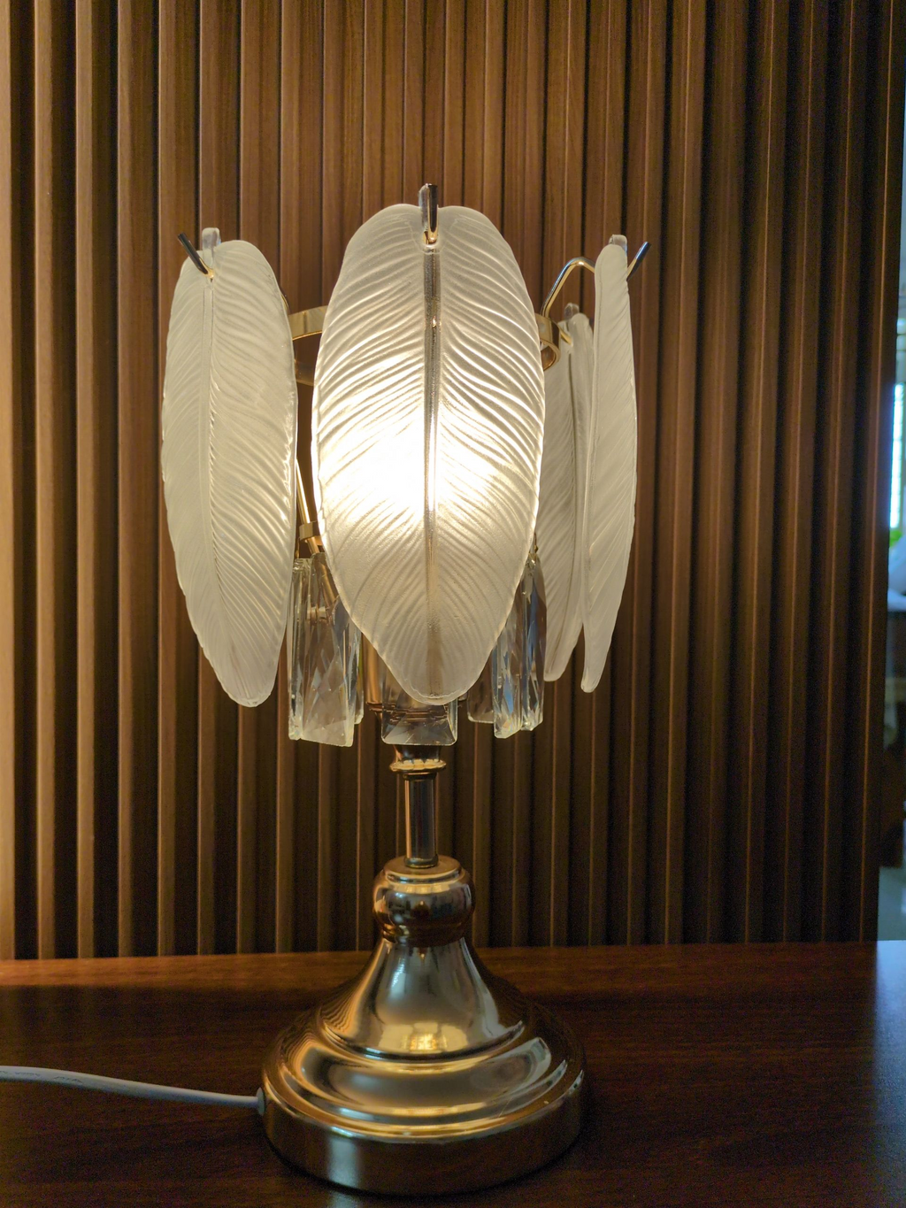 Featherlight Aura – Frosted Leaf Crystal Table Lamp