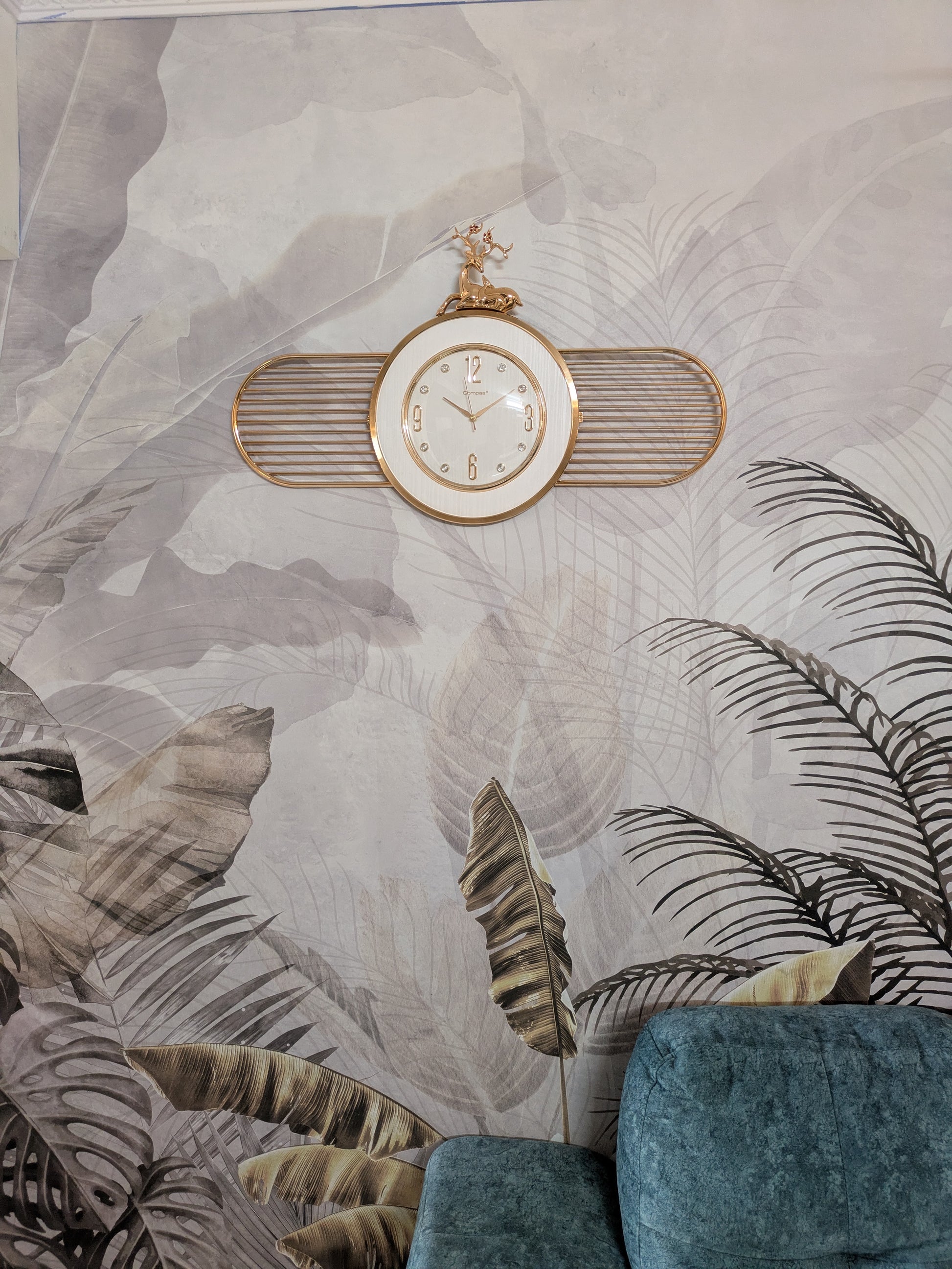 Luxury Golden Antelope Wall Clock – Modern Artistic Design