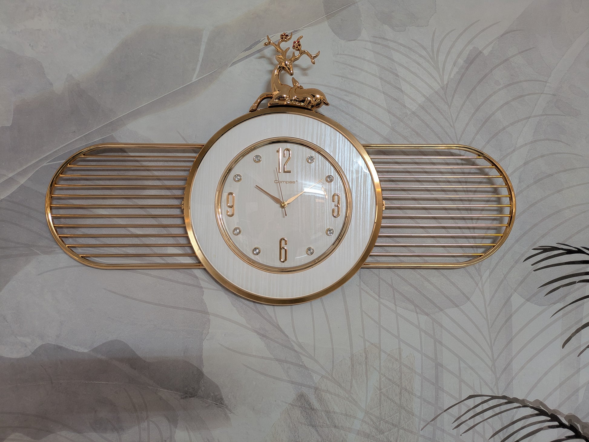 Luxury Golden Antelope Wall Clock – Modern Artistic Design