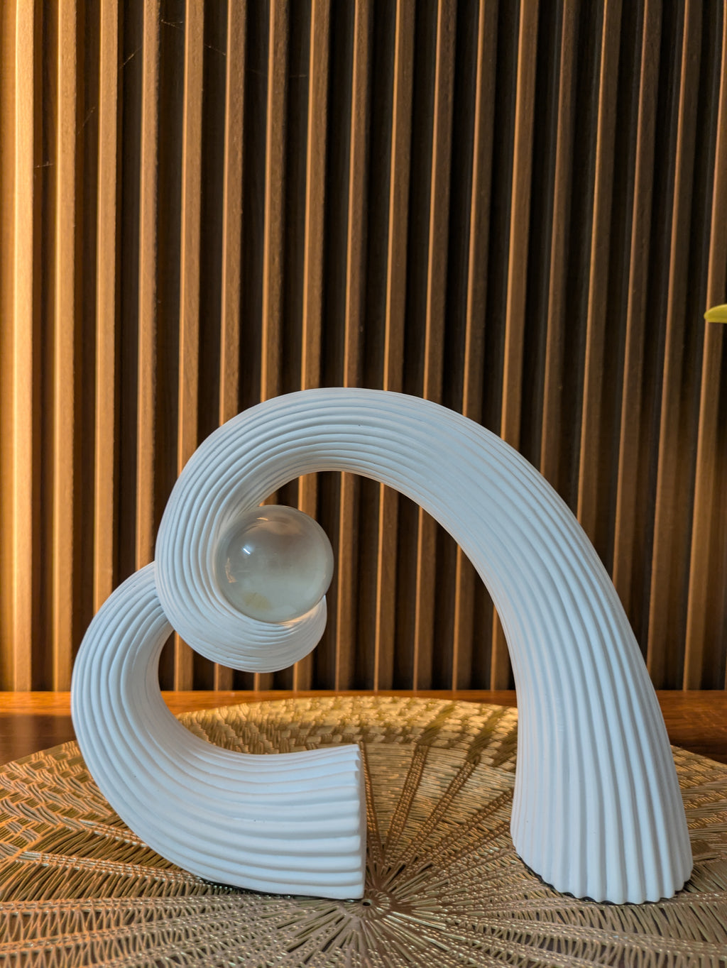 Elaris Curve – Sculptural White Resin Accent